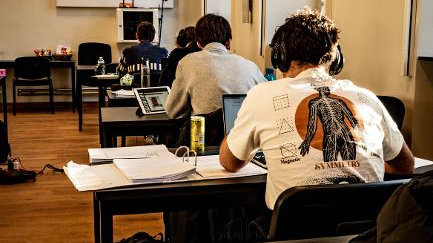 Studenten aan het werk in een leslokaal