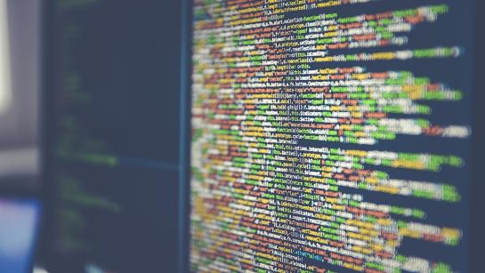 Computercode op een beeldscherm, illustratief beeld bij AI en cyberveiligheid