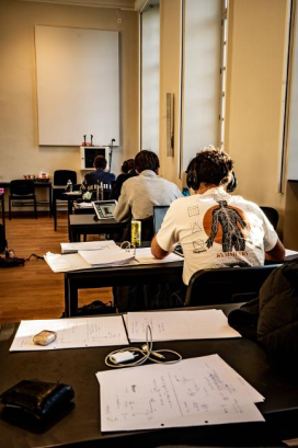Studenten aan het werk in een leslokaal