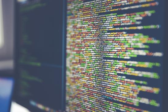 Computercode op een beeldscherm, illustratief beeld bij AI en cyberveiligheid